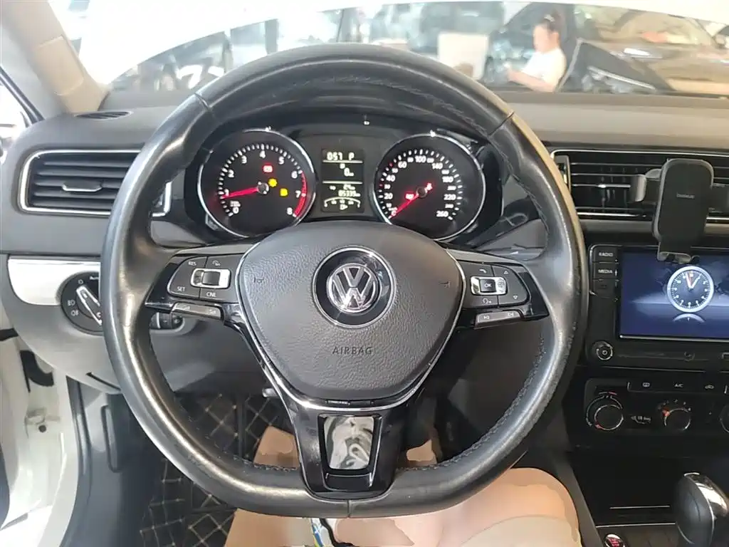 Volkswagen Sagitar 2018 1.6L Automatic Comfort фото 11