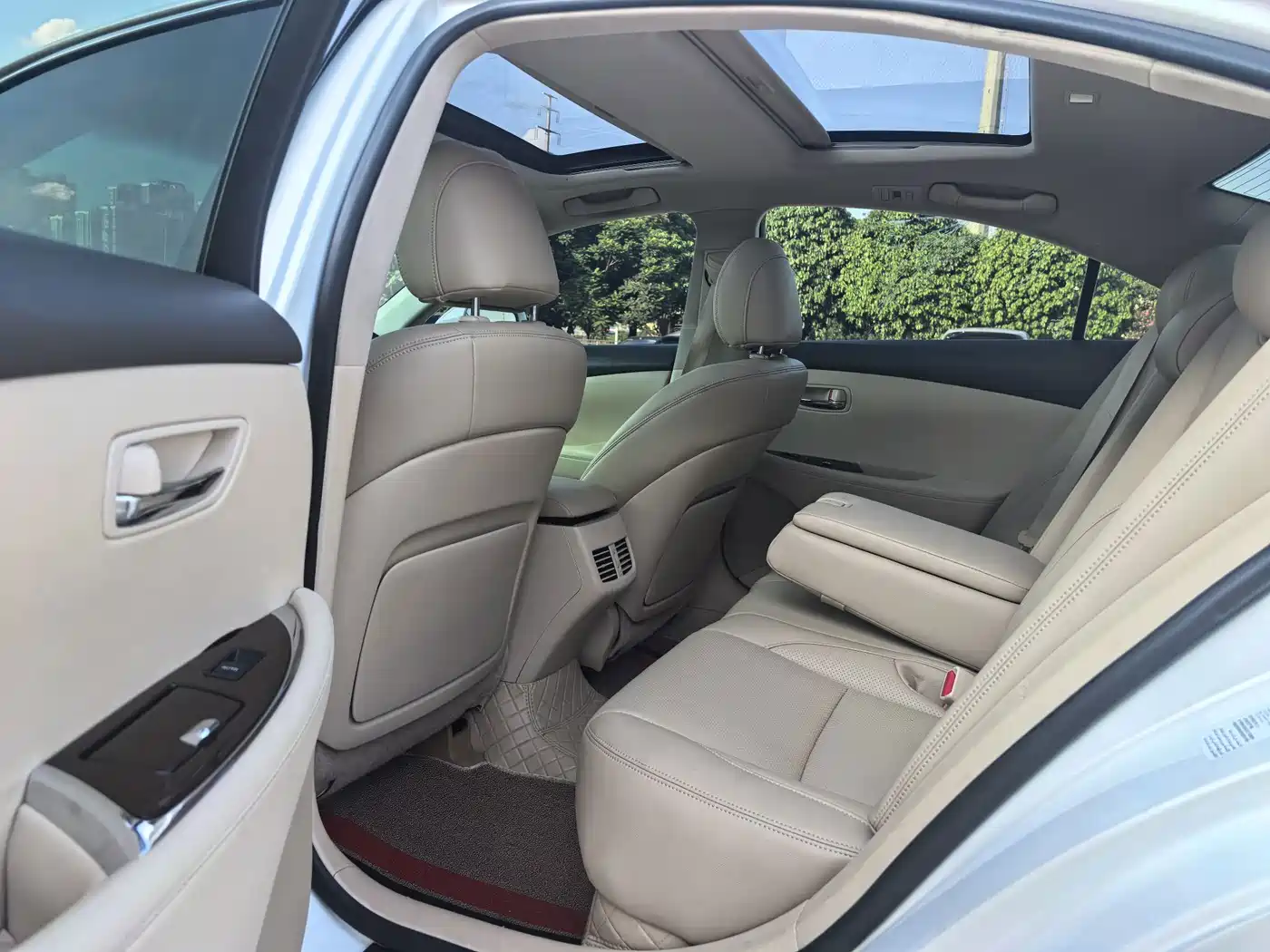 Фото 6 - Lexus ES