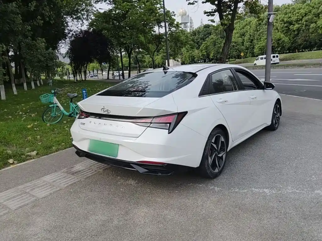 Фото 7 - Hyundai Elantra