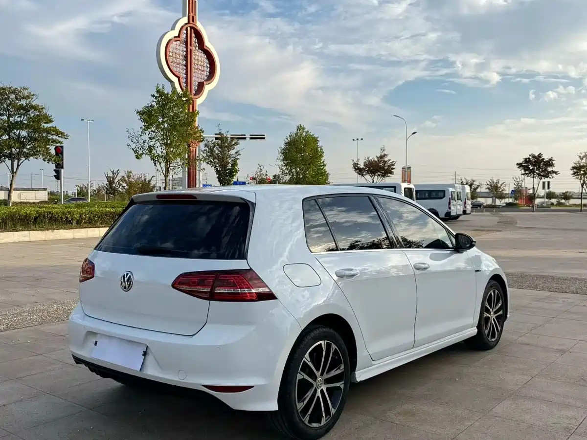 Photo 7 - Volkswagen Golf