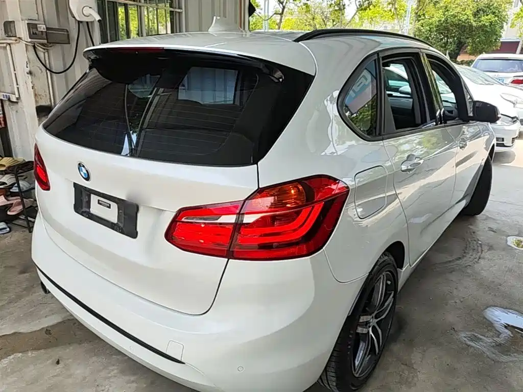BMW 2 Series Touring 2016 218i Sport Design Package фото 7
