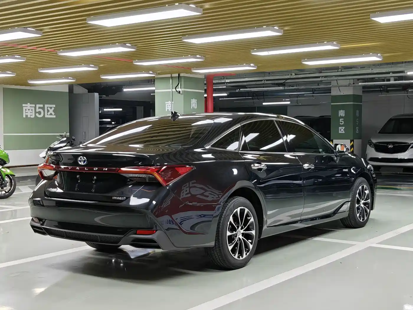 Toyota Avalon 2023 Hybrid 2.5L Luxury Edition фото 4