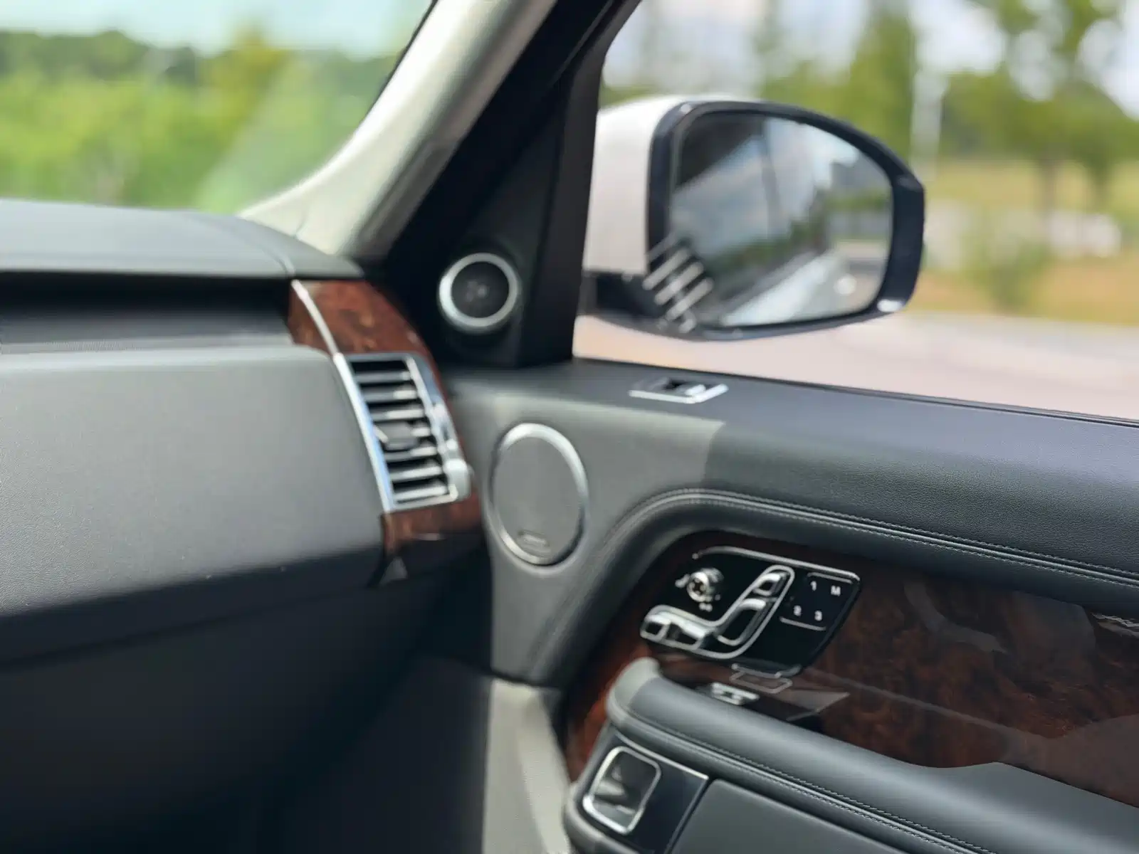 Photo 18 - Land Rover Range Rover