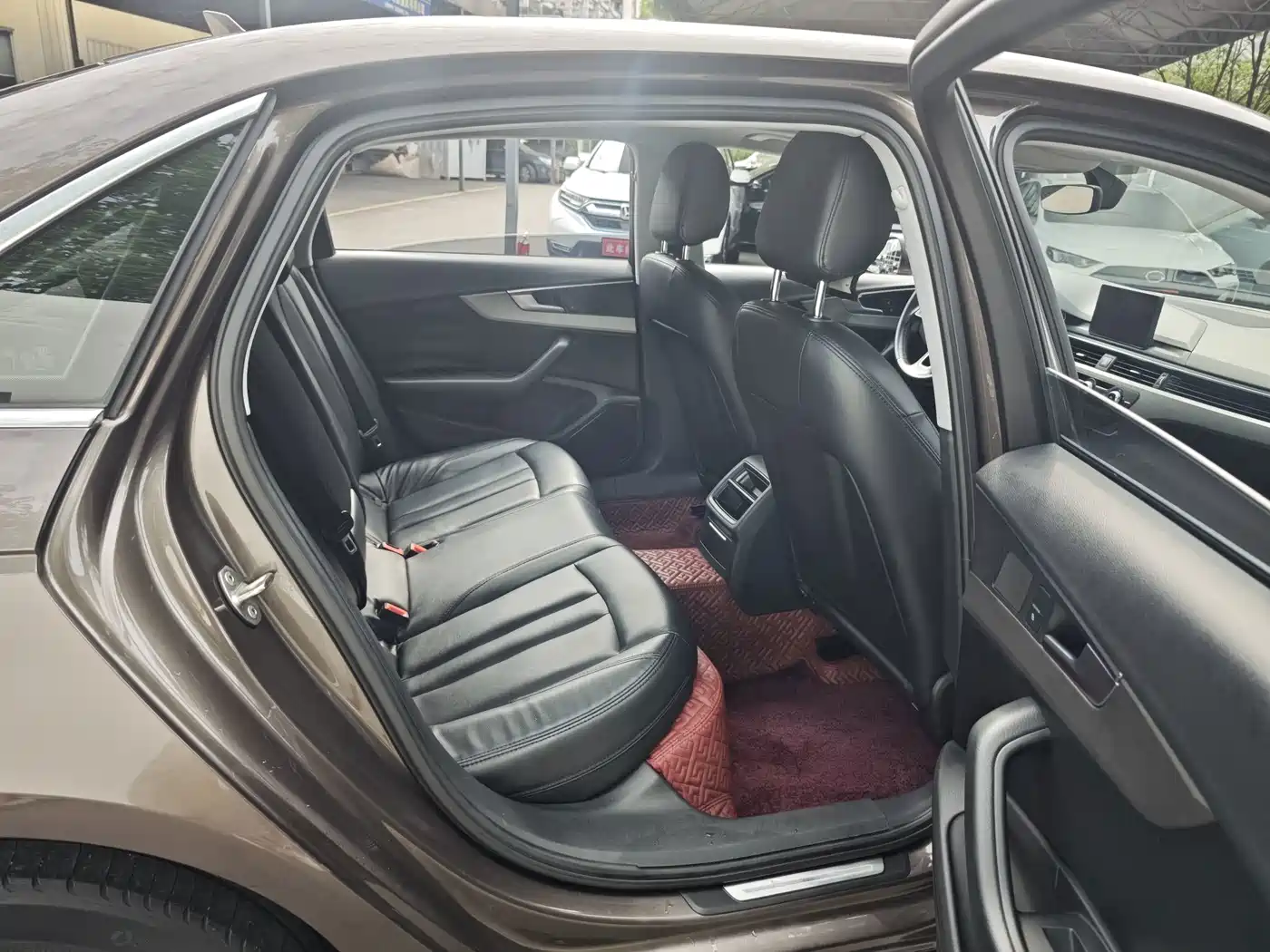 Фото 15 - Audi A4L