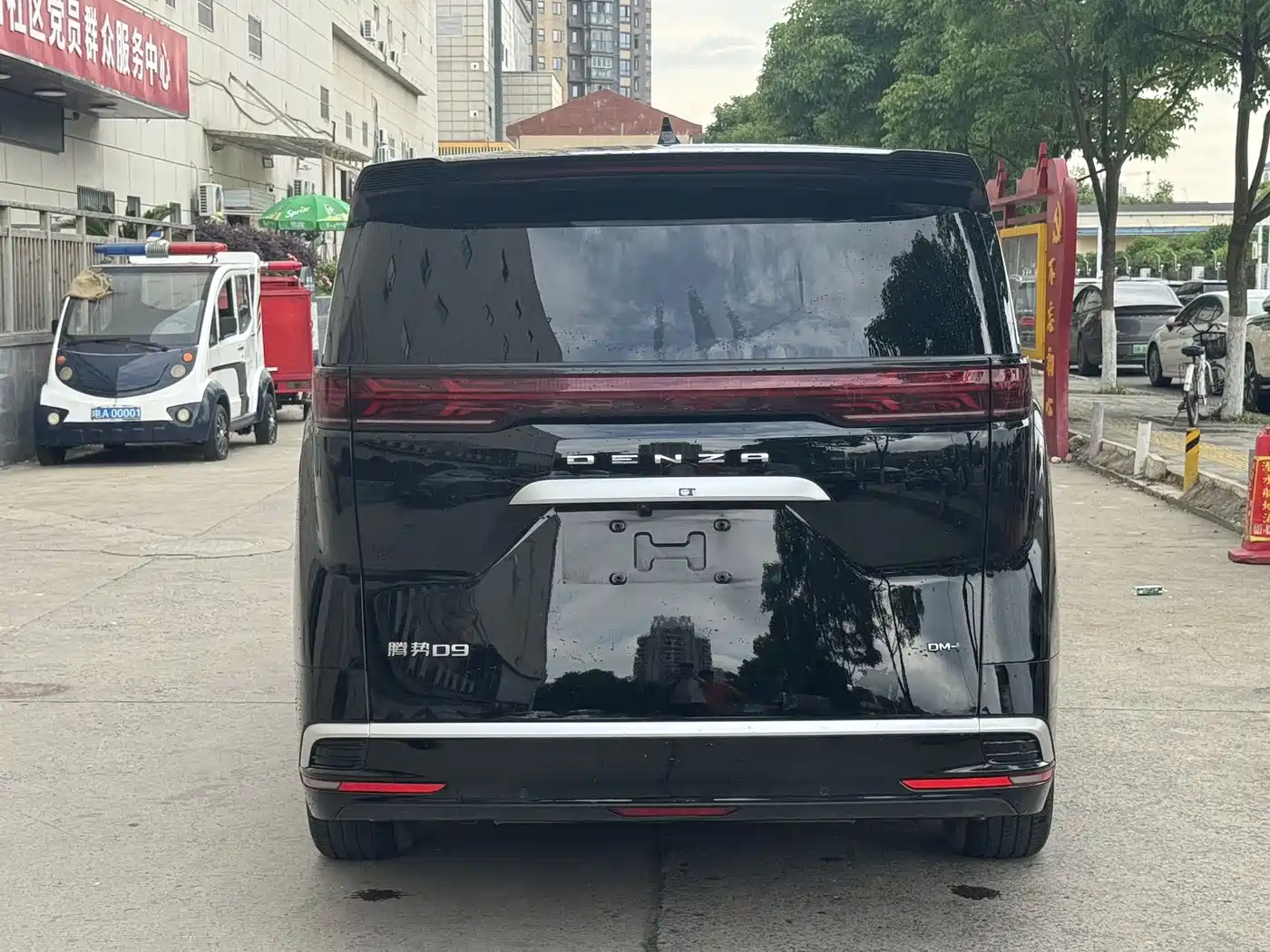 Denza D9 2022 DM-i 1040 Premium фото 16