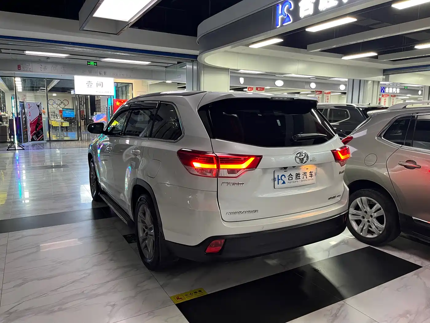 Toyota Highlander 2018 2.0T 4WD Luxury 7-seater China VI фото 9