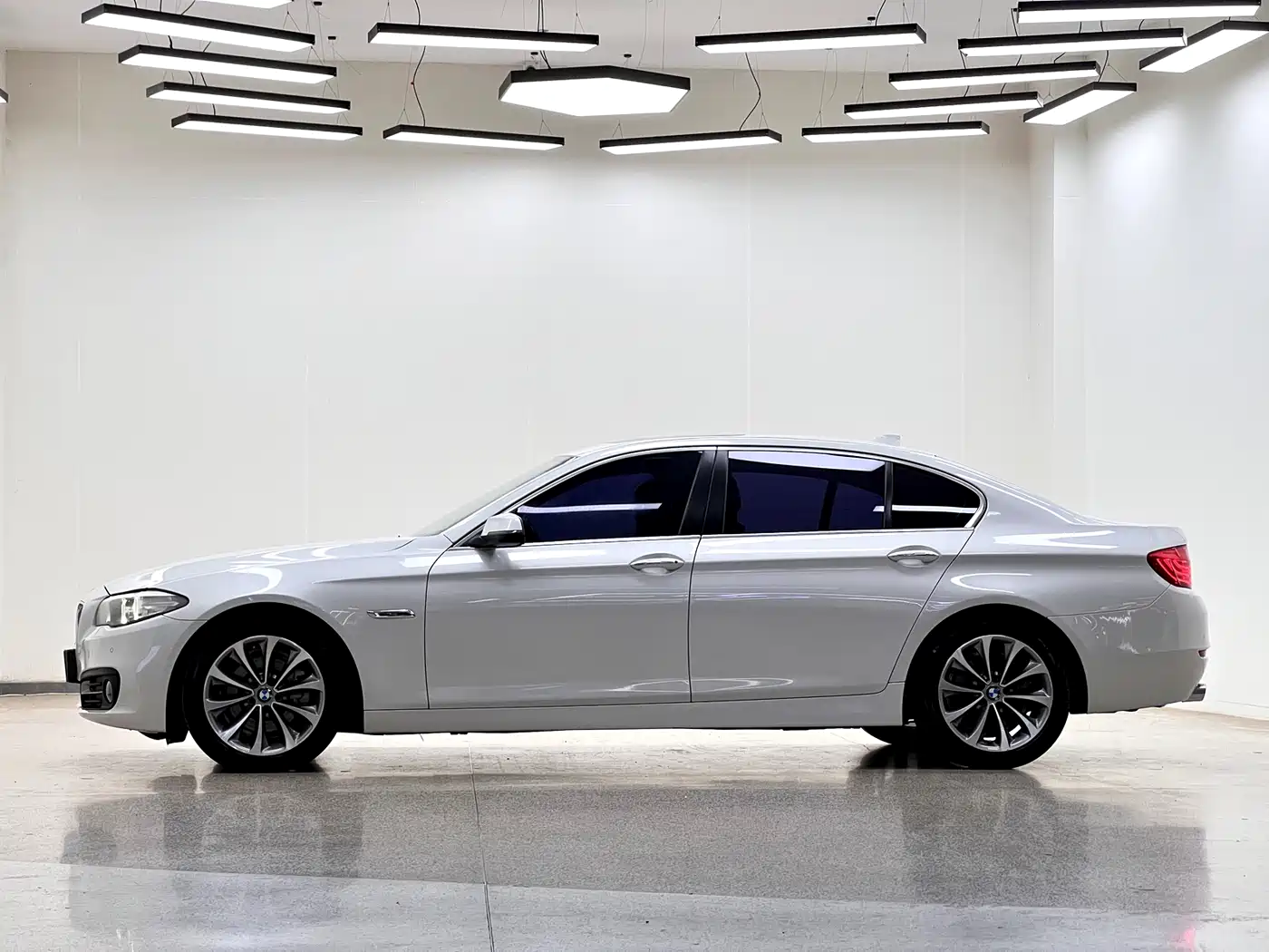 BMW 5 Series 2017 525Li Leading Edition фото 4