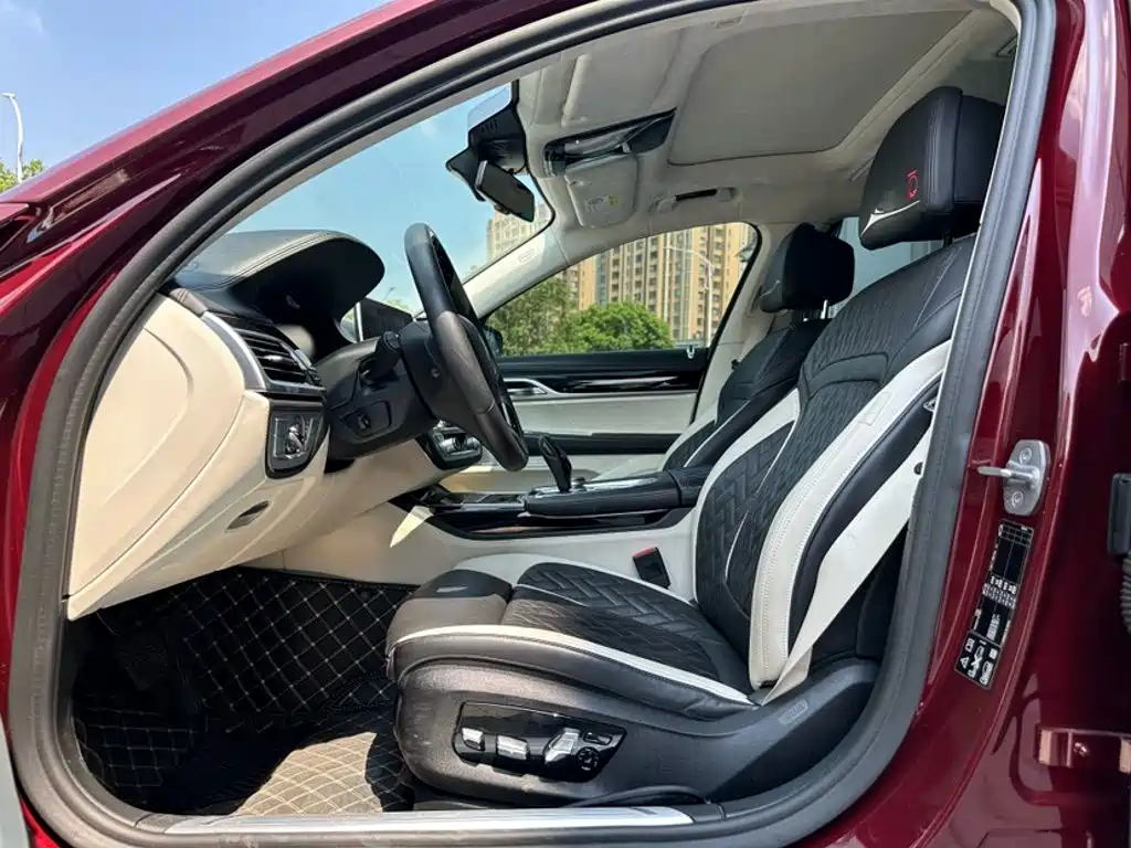 Photo 17 - BMW 7 Series