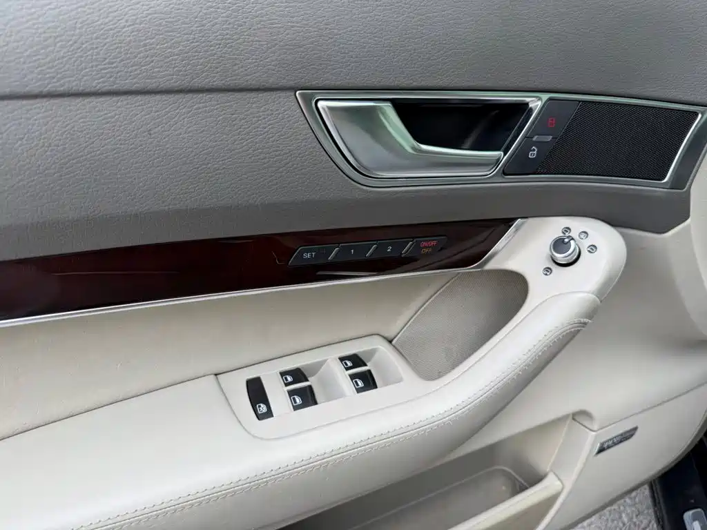 Фото 9 - Audi A6L