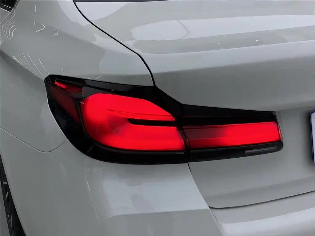 BMW 5 Series 2023 530Li Leading M Sport Package фото 12