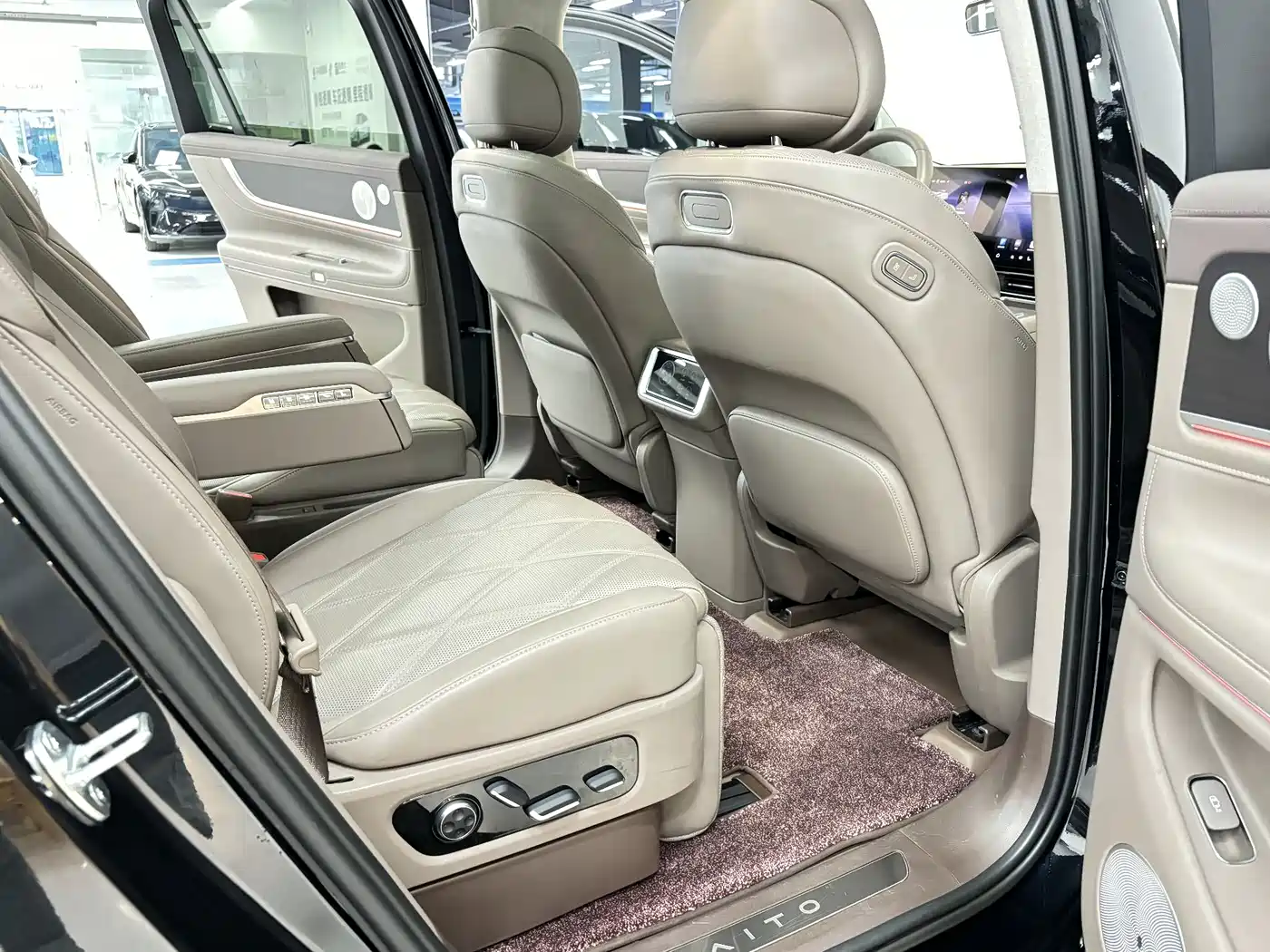 AITO Wenjie AITO M9 2025 Extended Range Max 52kWh 6-Seater фото 13