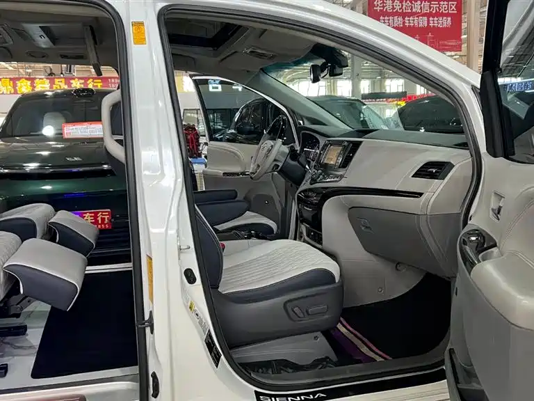 Toyota Sienna 2013 3.5L 4WD Automatic фото 7