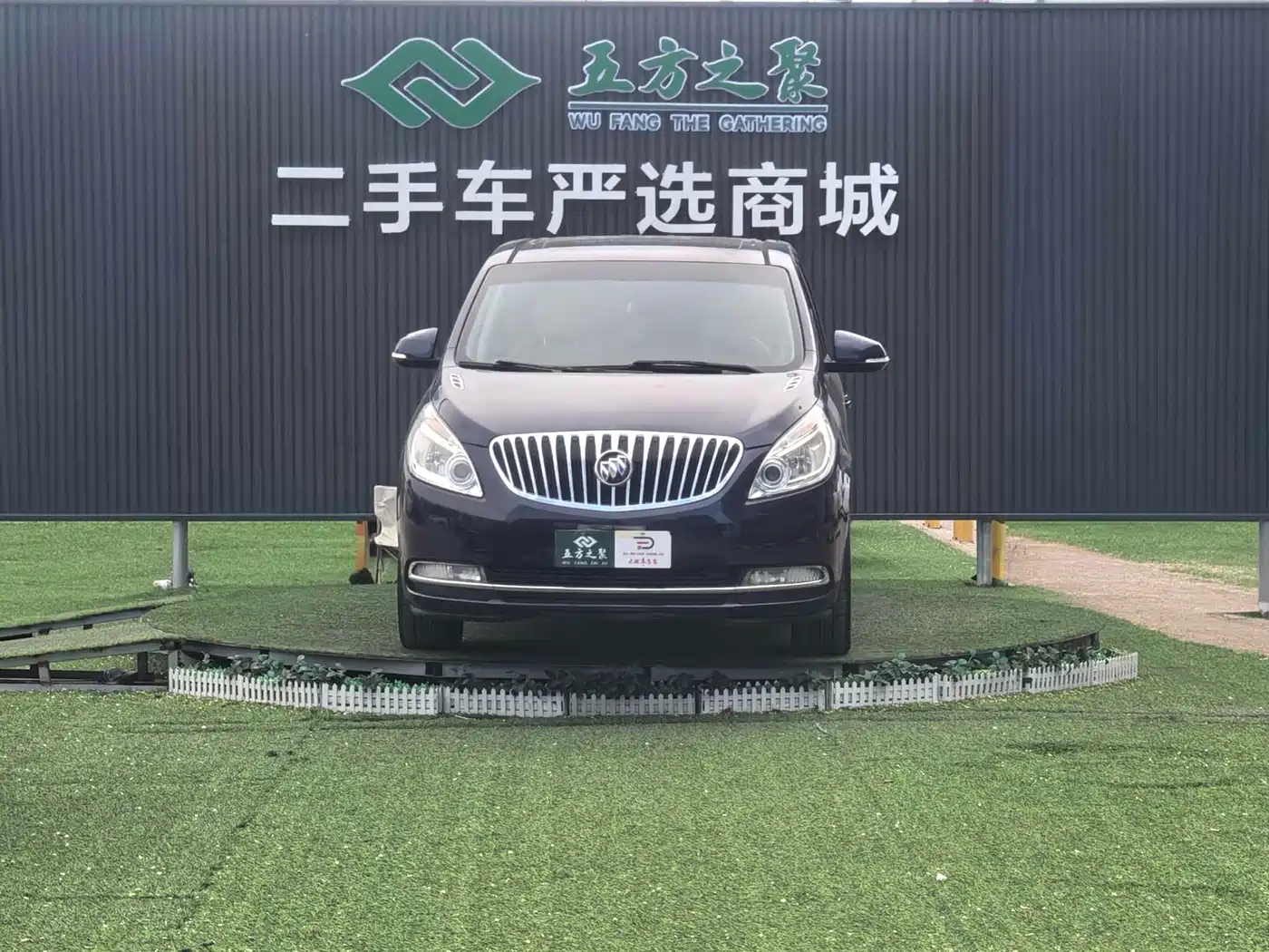 Buick GL8 2011 2.4L CT Luxury Business Comfort Edition фото 2