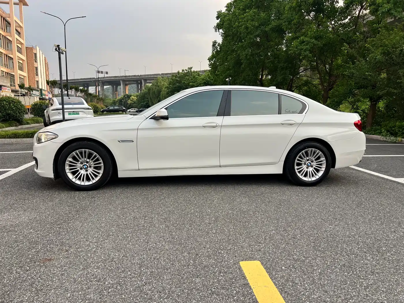 BMW 5 Series 2014 525Li Leading фото 4