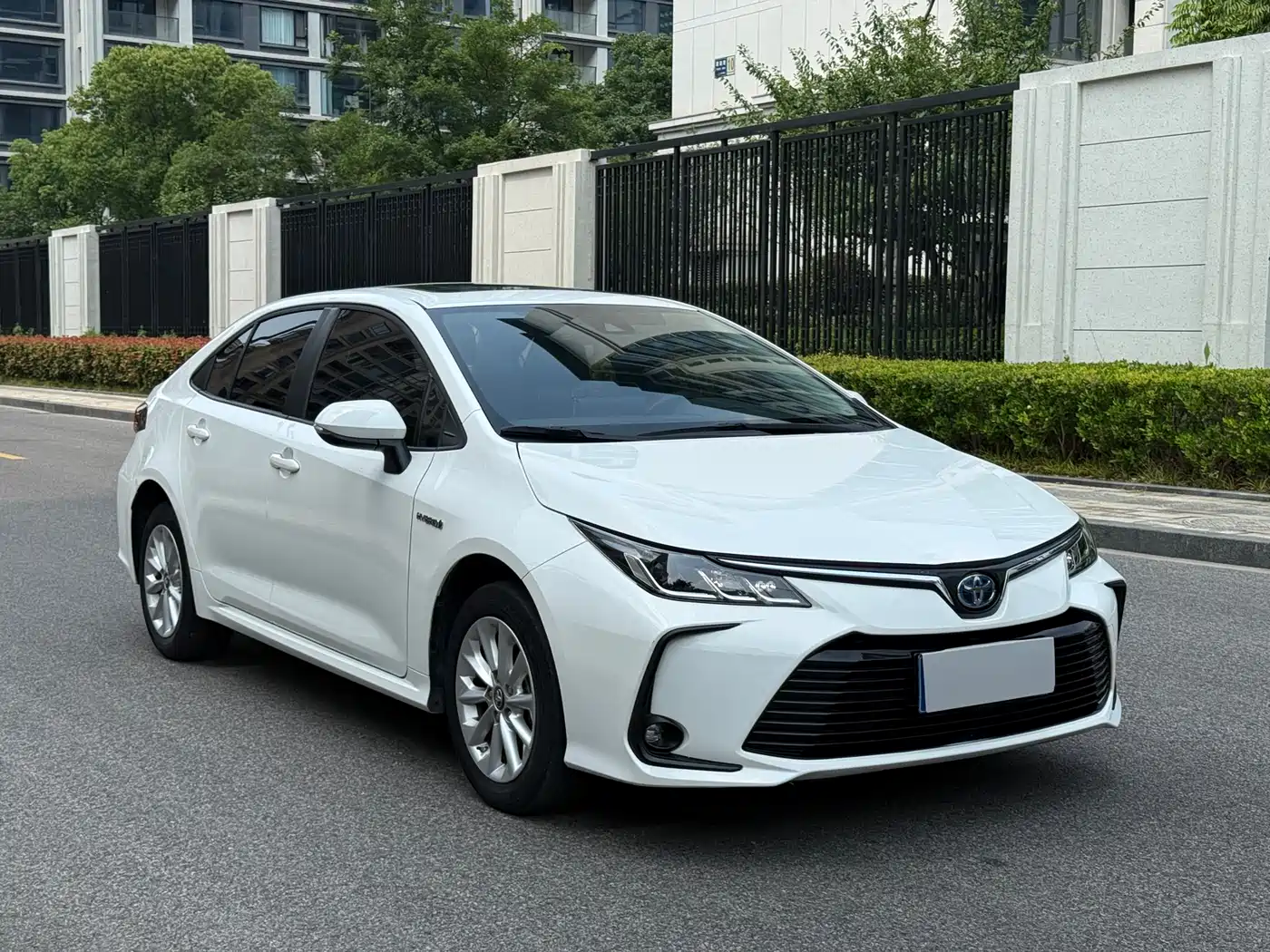 Toyota Corolla 2021 Hybrid 1.8L E-CVT Pioneer Edition фото 4