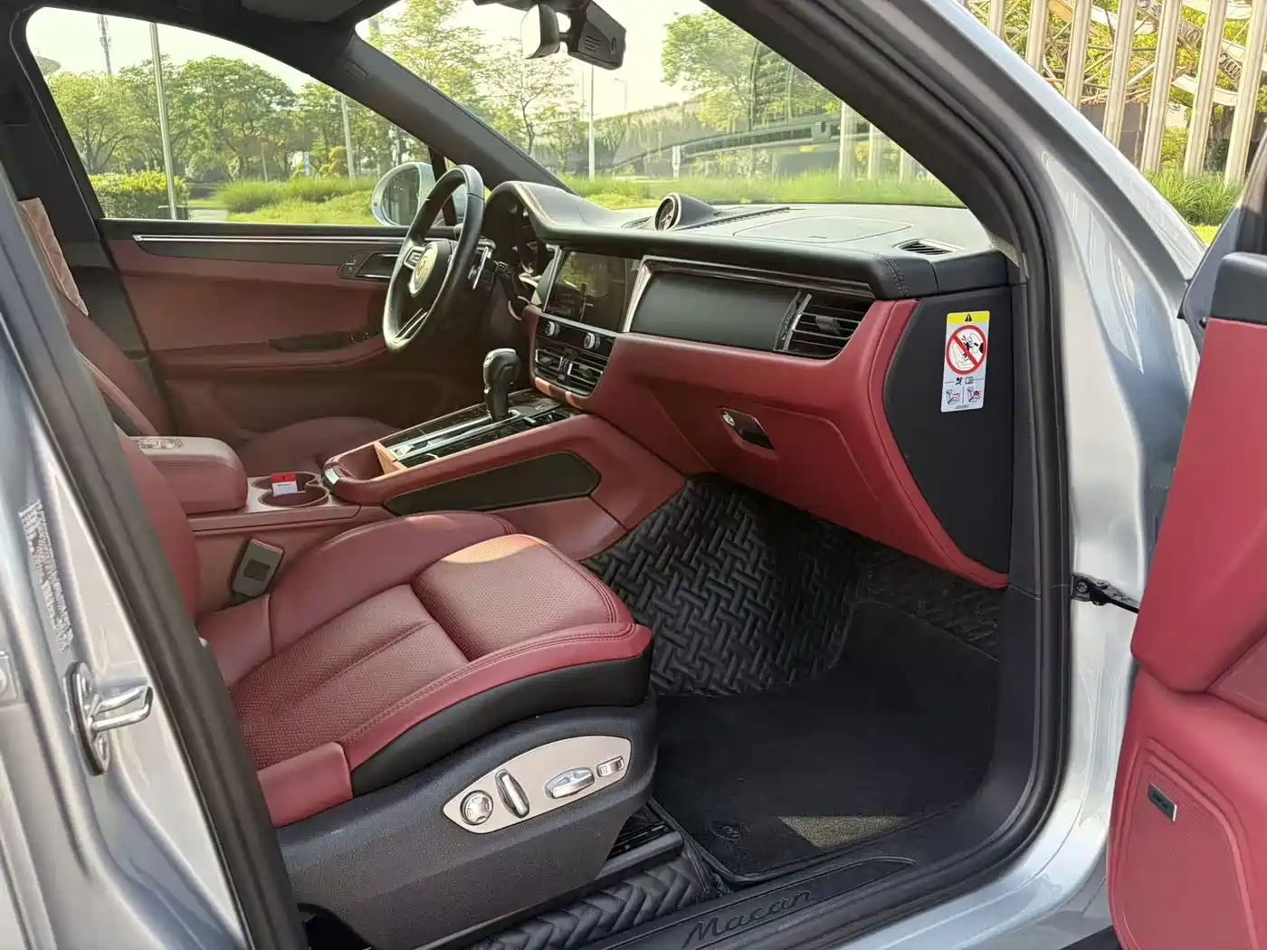 PORSCHE MACAN