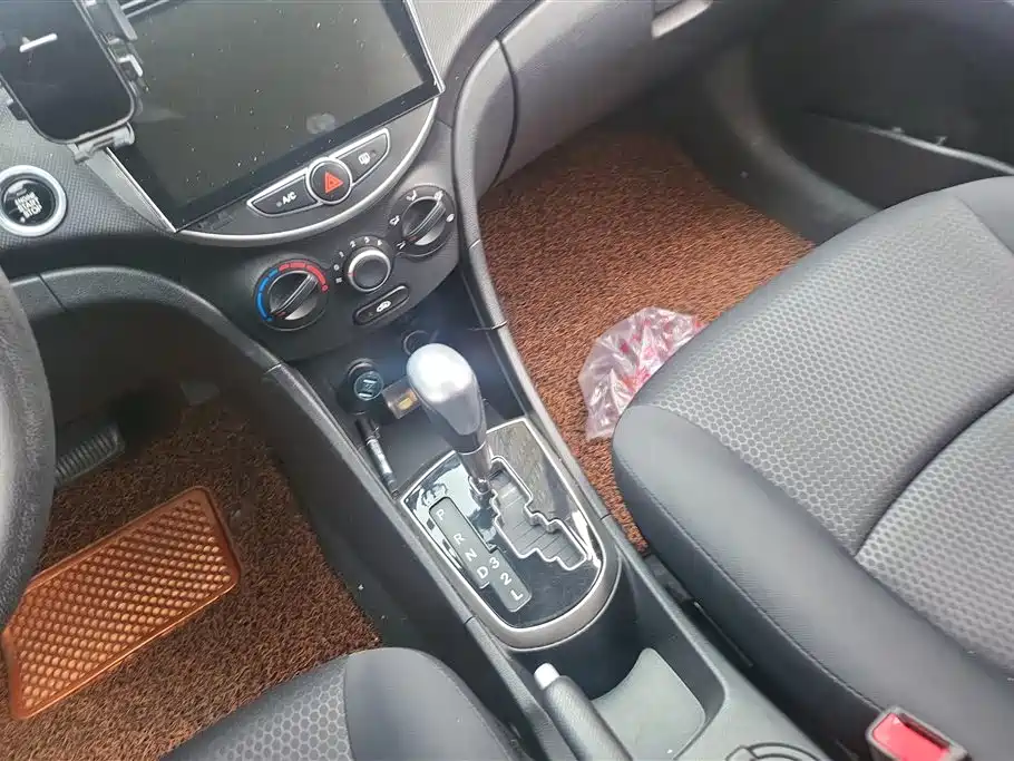 Hyundai Reina 2014 Model 1.4L Automatic GLX фото 16