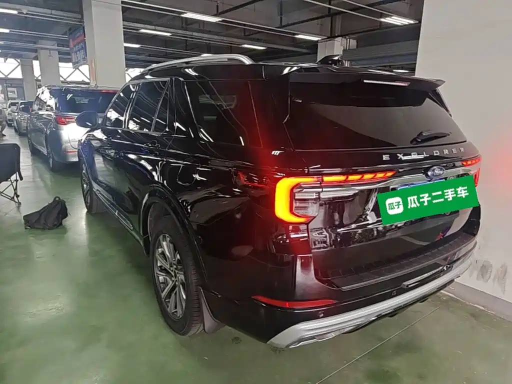 Photo 5 - Ford Explorer
