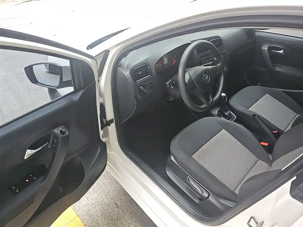 Volkswagen Polo 2016 1.4L Automatic Trend фото 16