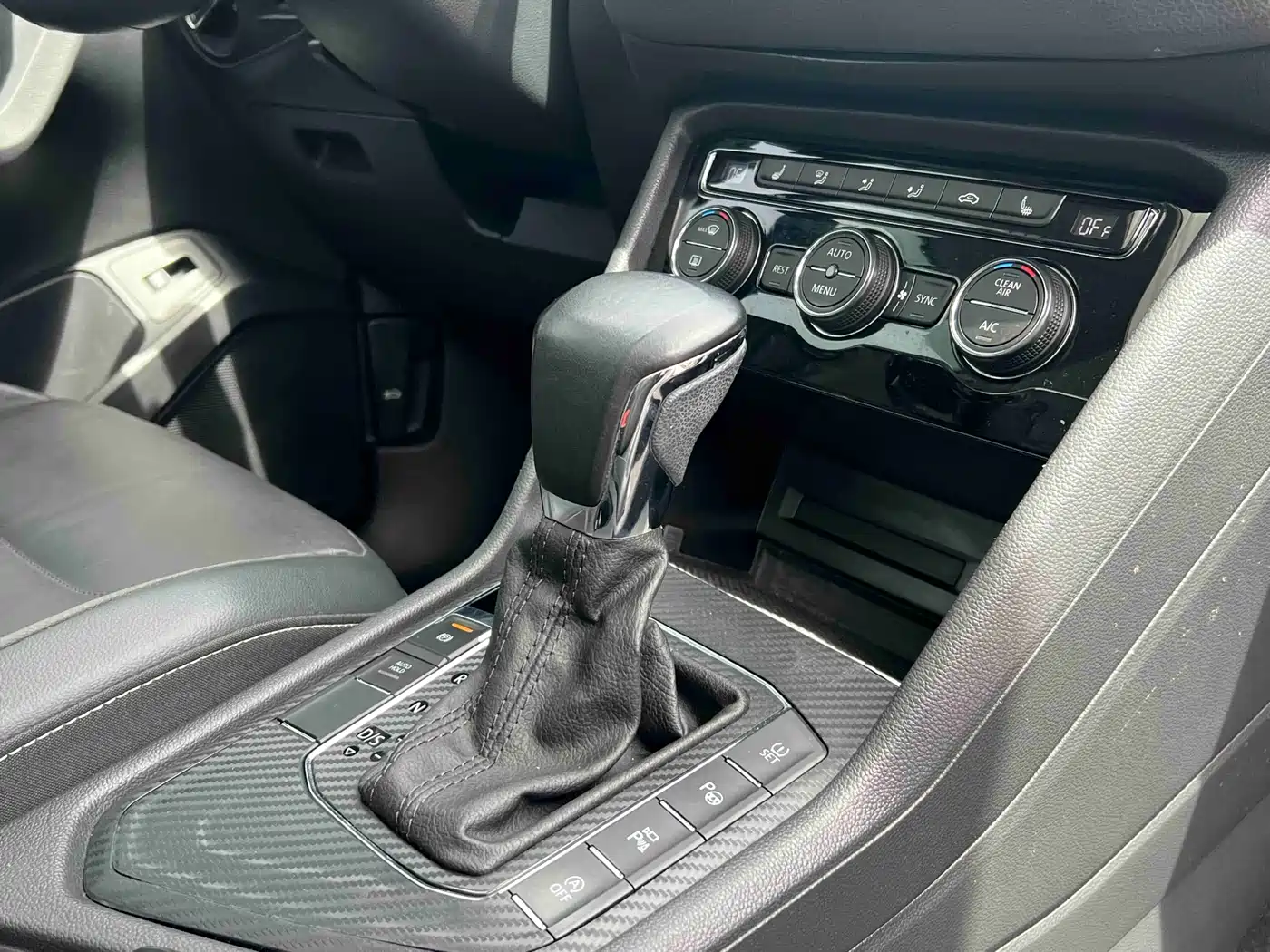 Volkswagen Tiguan L 2021 330TSI Automatic 2WD R-Line Premium фото 14