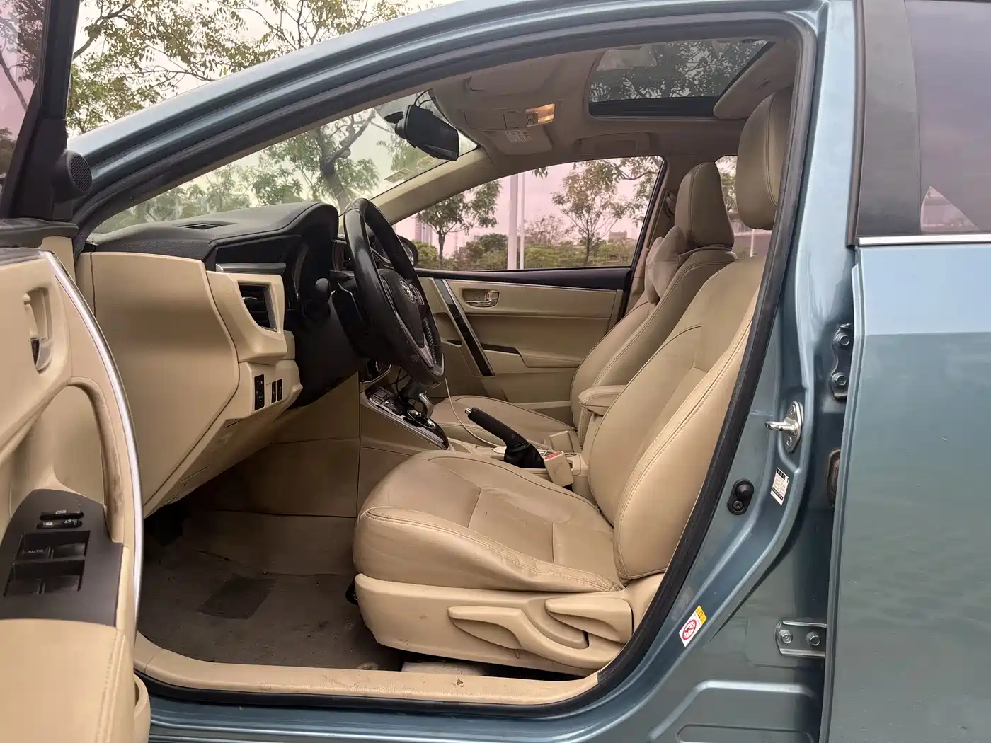 Toyota Corolla 2016 Dual Hybrid 1.8L E-CVT Elite Edition фото 19