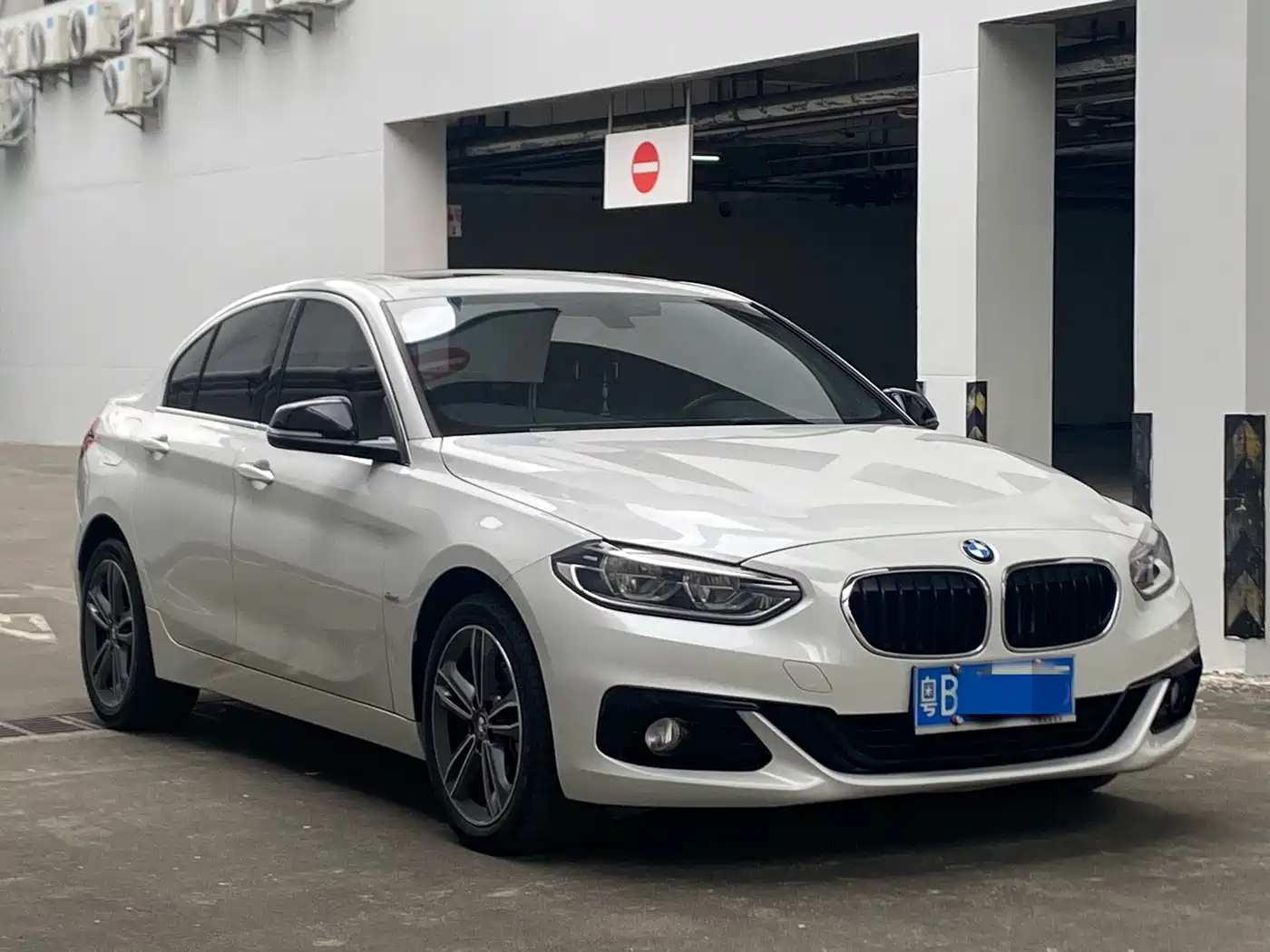 BMW 1 Series 2018 118i Sport Edition фото 3