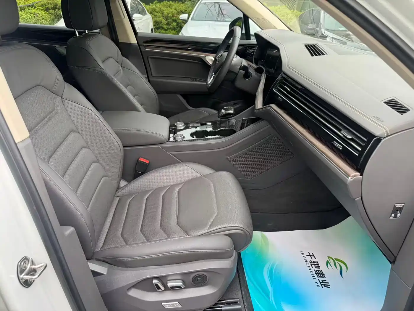Volkswagen Touareg 2019 2.0TSI Sharp Wing Edition China VI фото 9