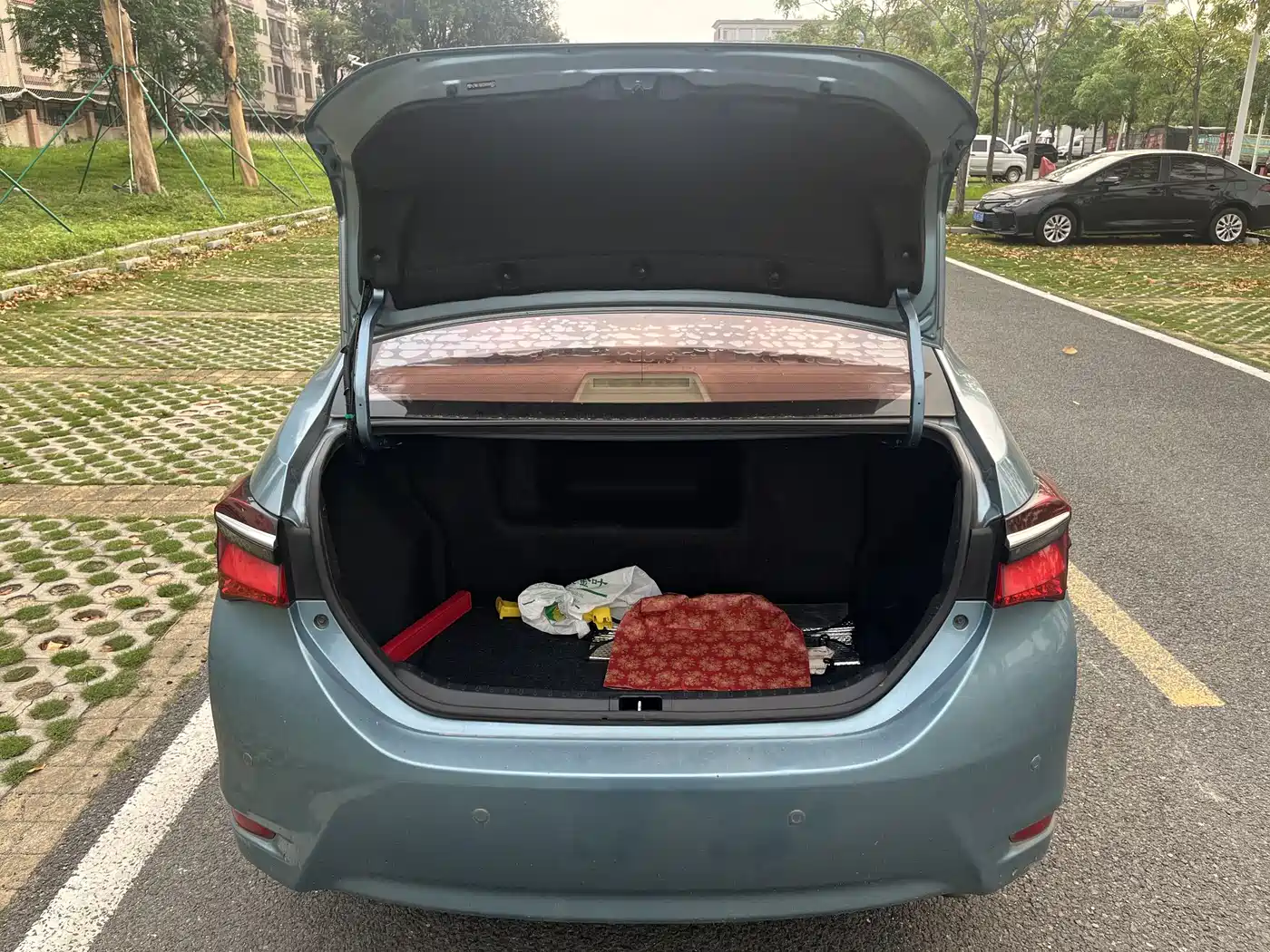 Toyota Corolla 2016 Dual Hybrid 1.8L E-CVT Elite Edition фото 11