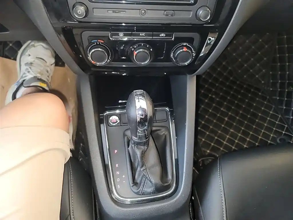 Volkswagen Sagitar 2018 1.6L Automatic Comfort фото 14