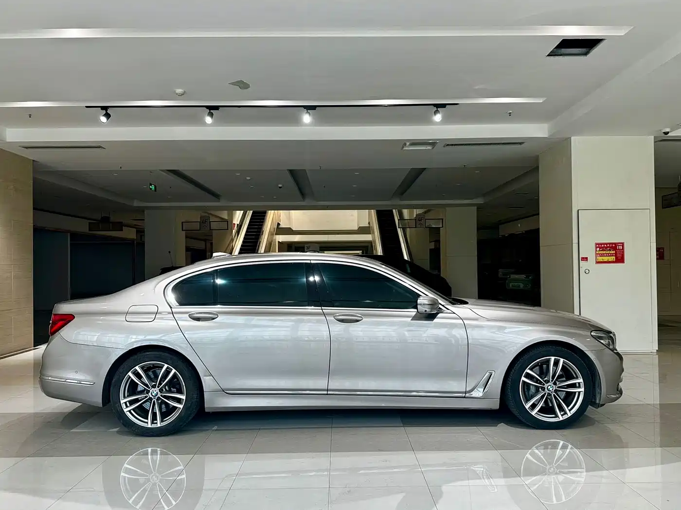 Фото 4 - BMW 7 Series