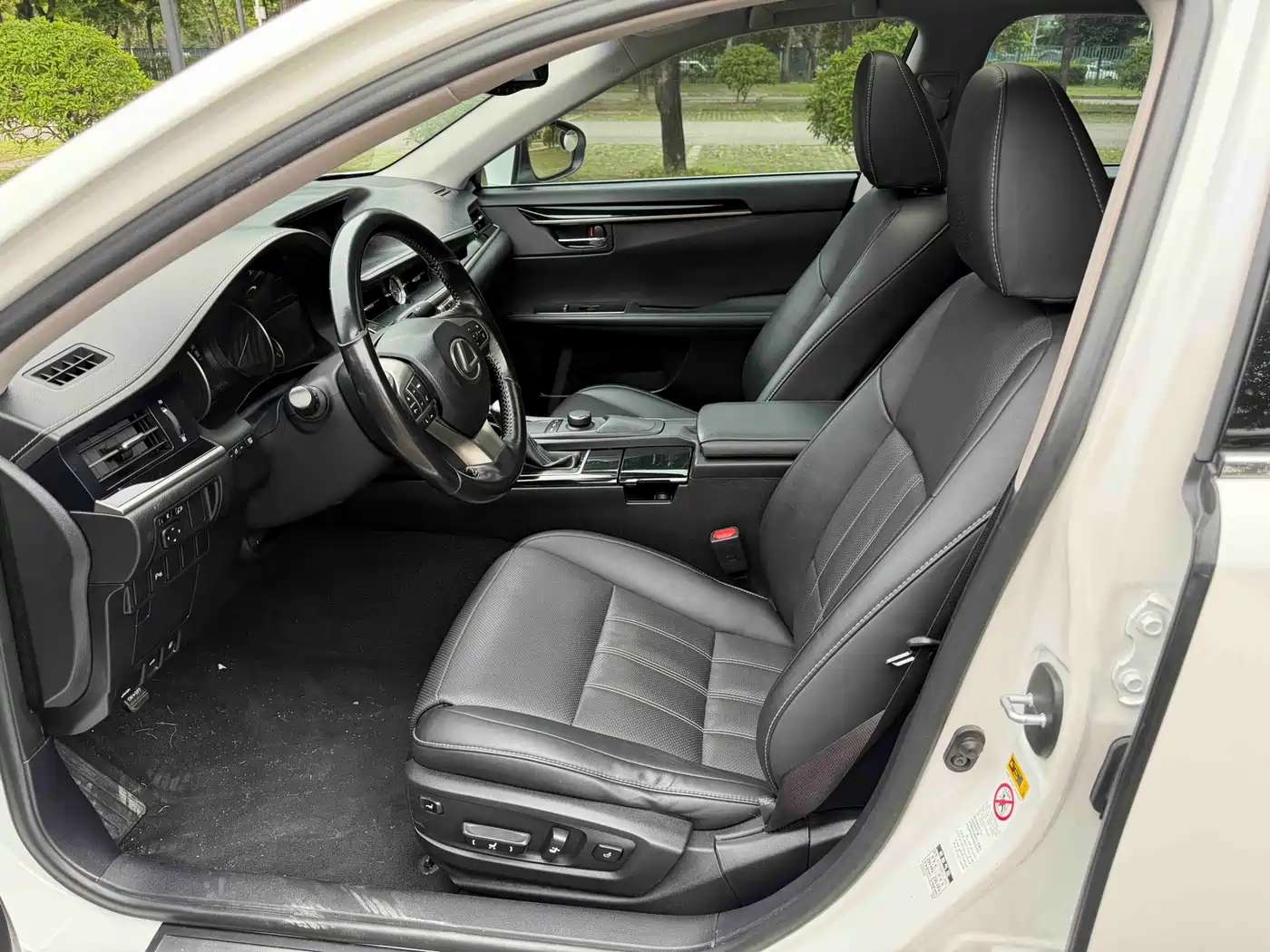 Photo 10 - Lexus ES