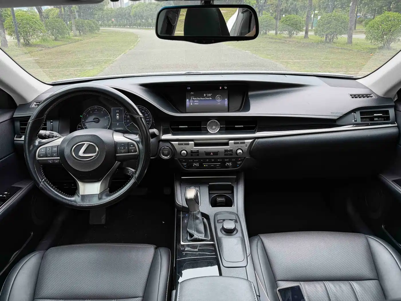Photo 16 - Lexus ES