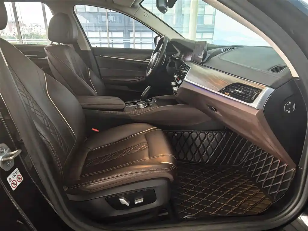 Photo 15 - BMW 5 Series