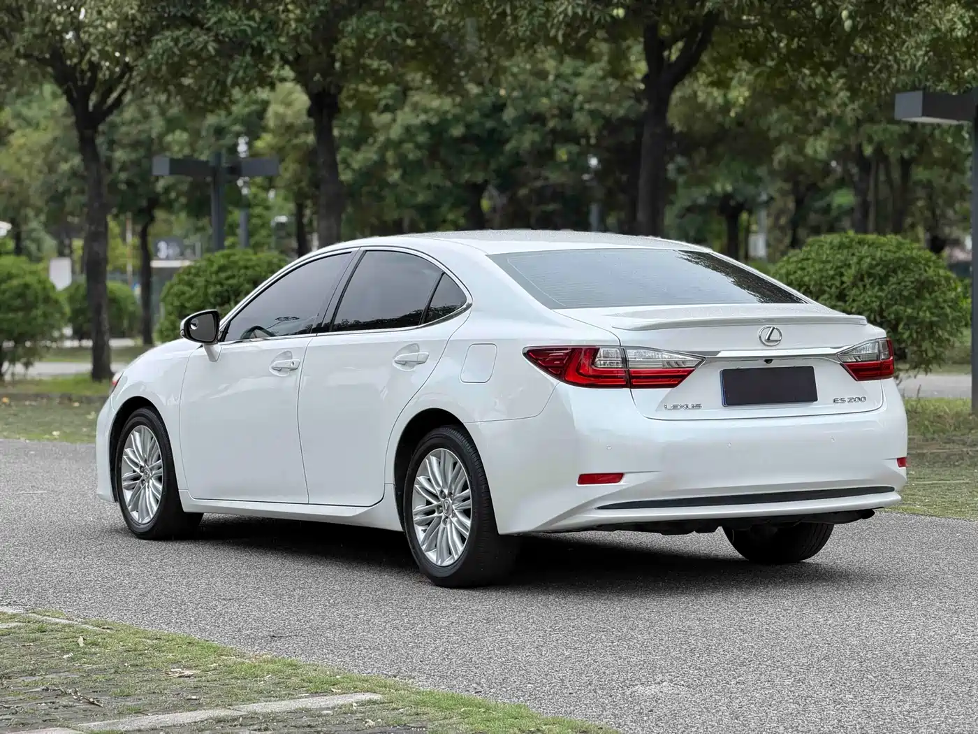 Photo 8 - Lexus ES