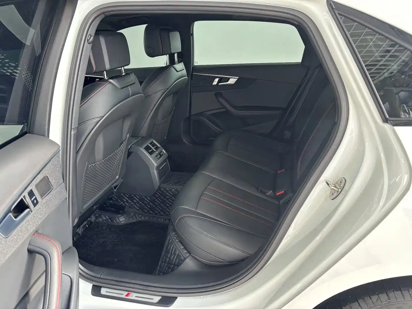 Фото 22 - Audi A4L