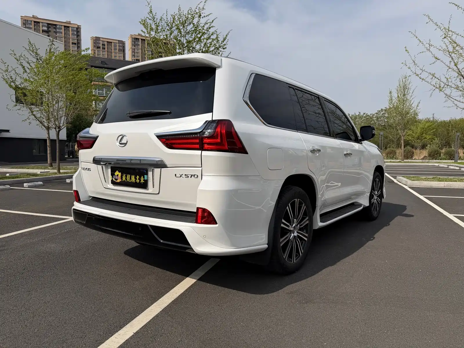 Фото 6 - Lexus LX