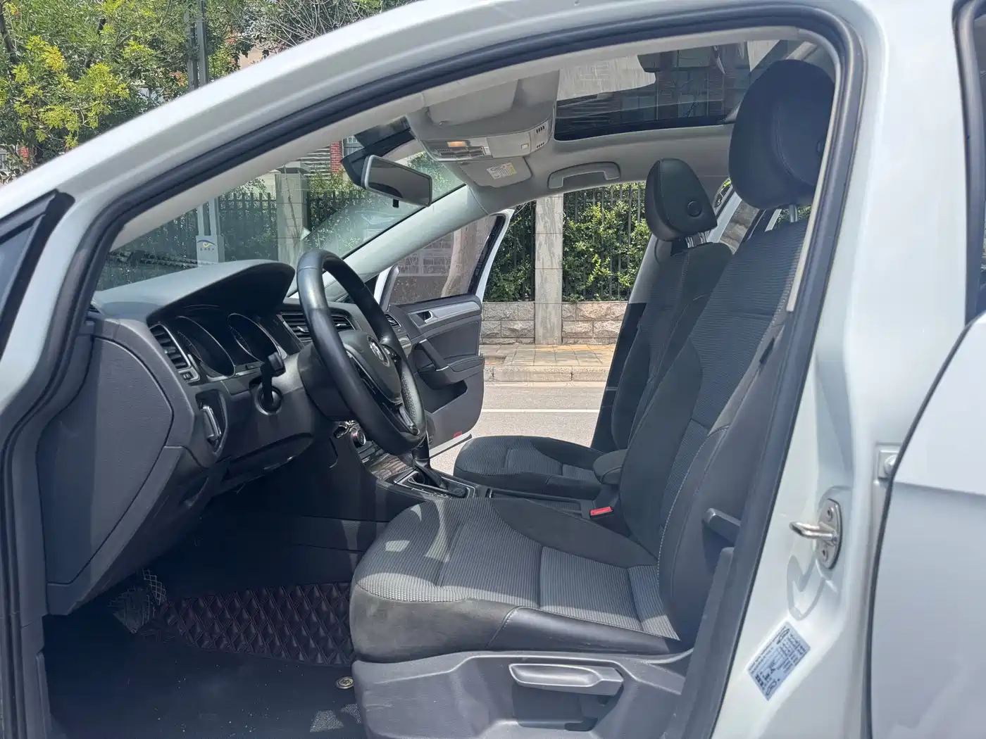 Photo 4 - Volkswagen Golf