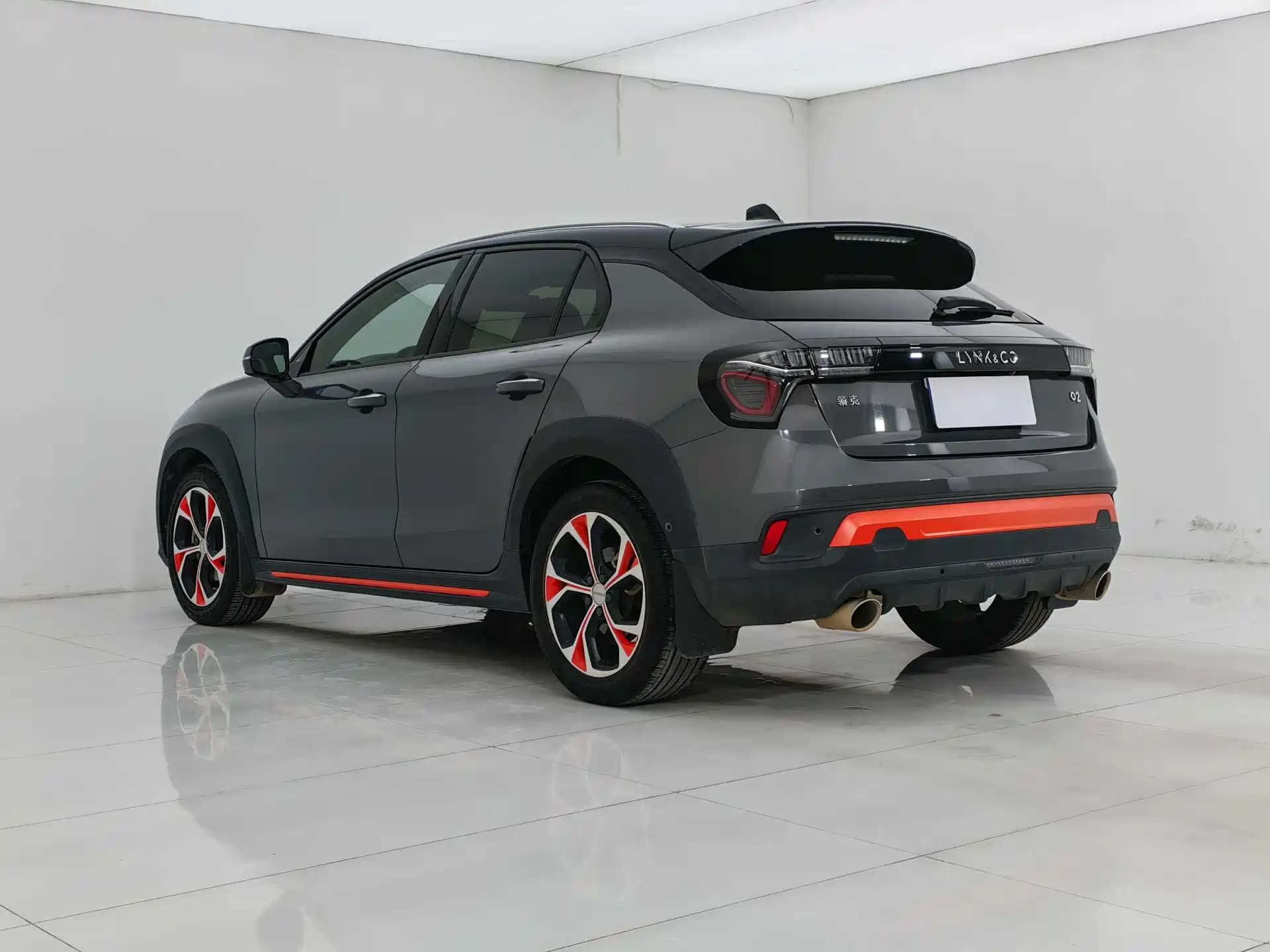 Фото 2 - Lynk & Co 02