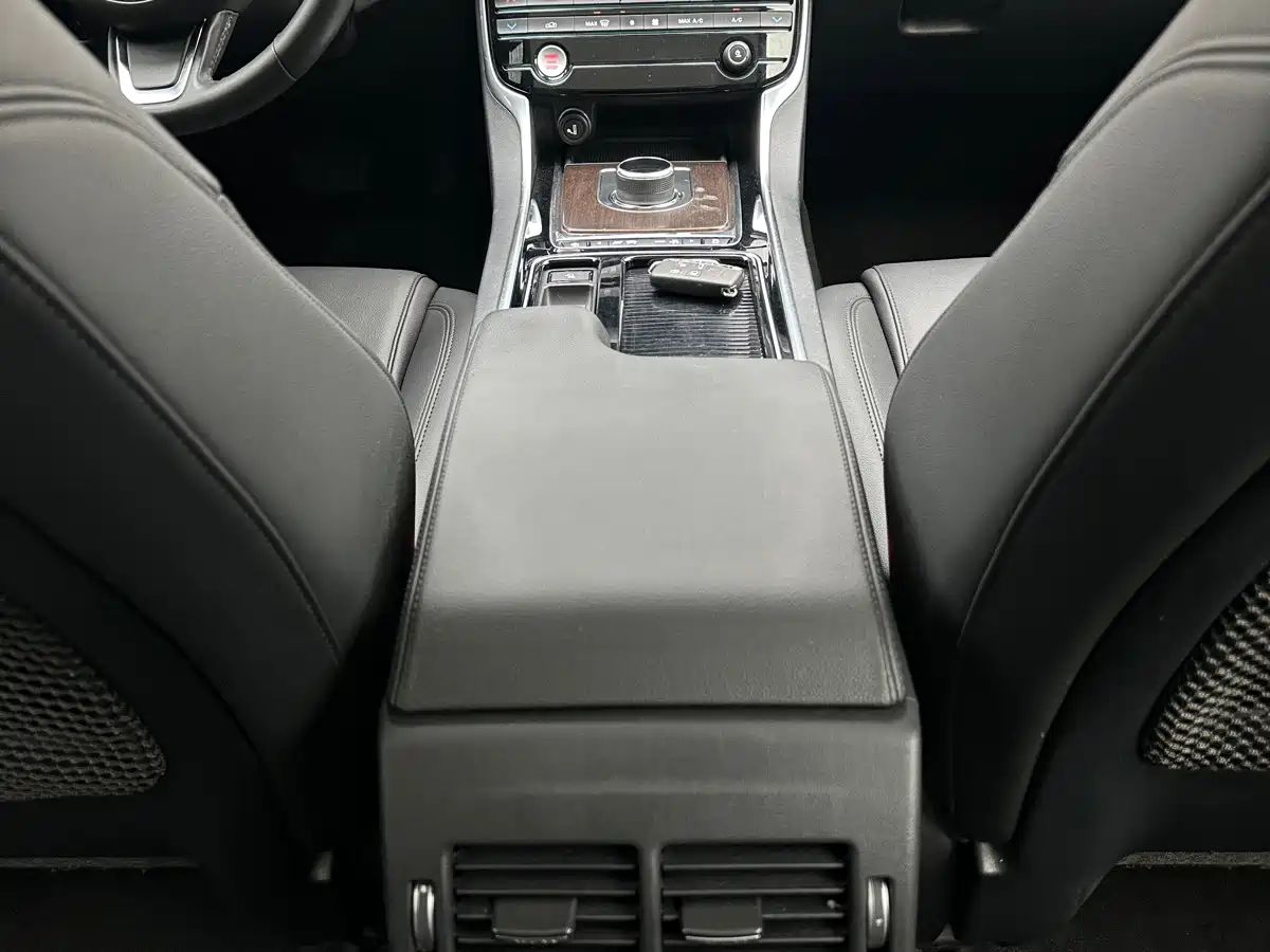 Photo 13 - Jaguar XFL