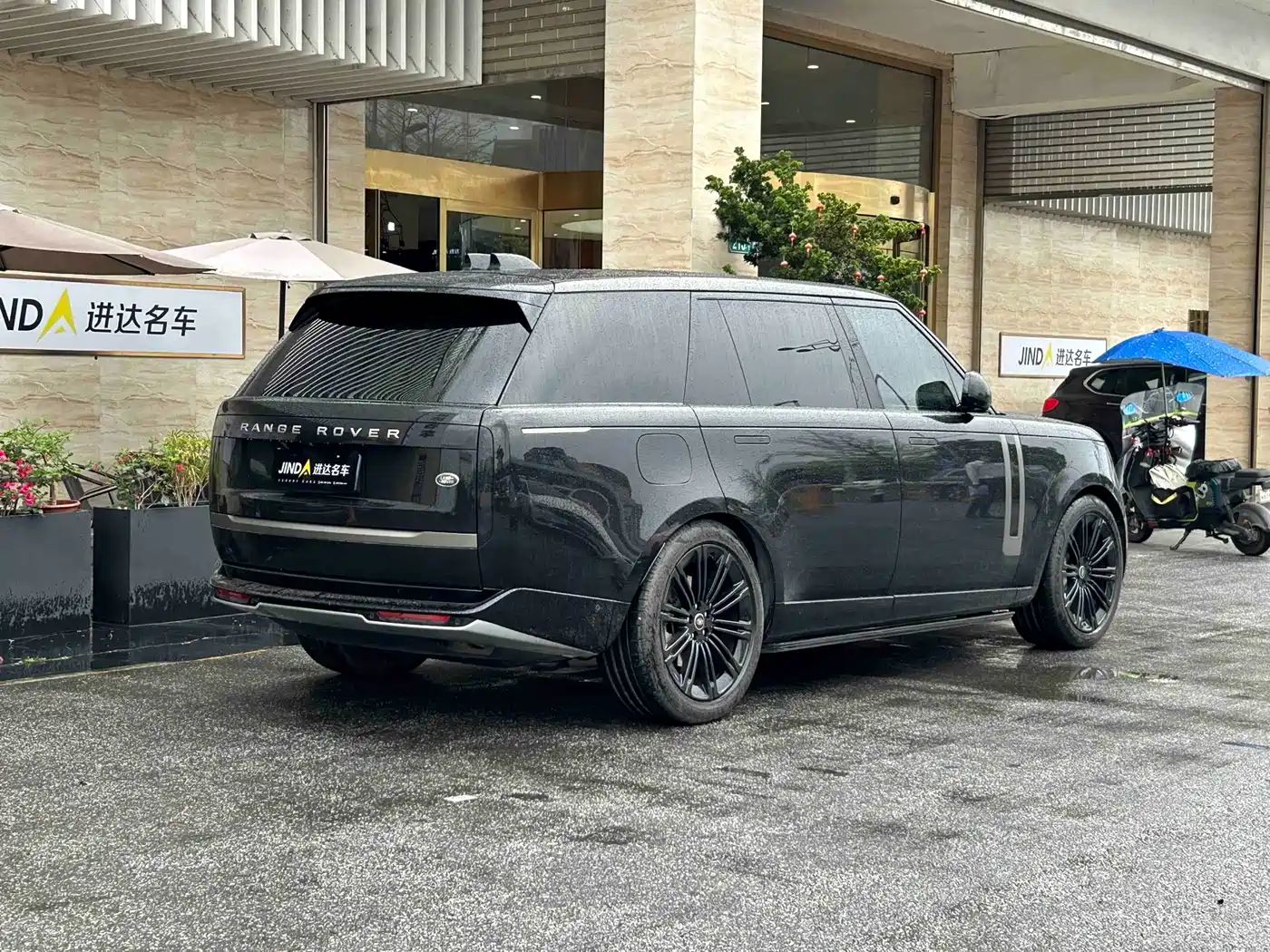 Land Rover Range Rover 2023 3.0 L6 400PS Golden Age 7-Seater Long Wheelbase фото 6