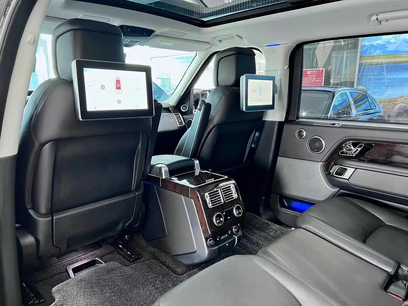 Land Rover Range Rover 2021 3.0 L6 Heritage Extended Classic Edition фото 20