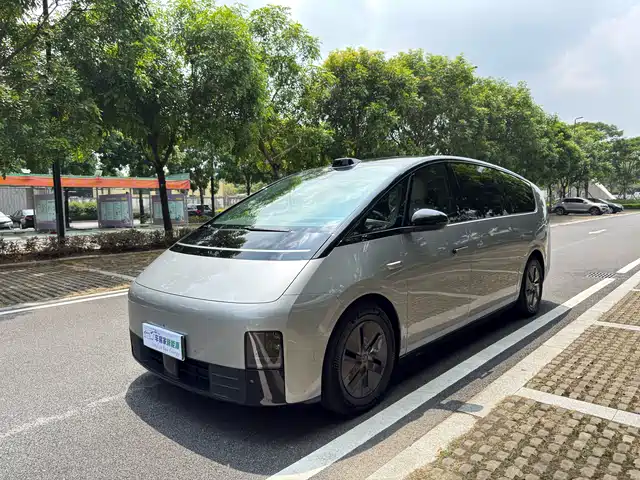 Li Auto MEGA Ultra