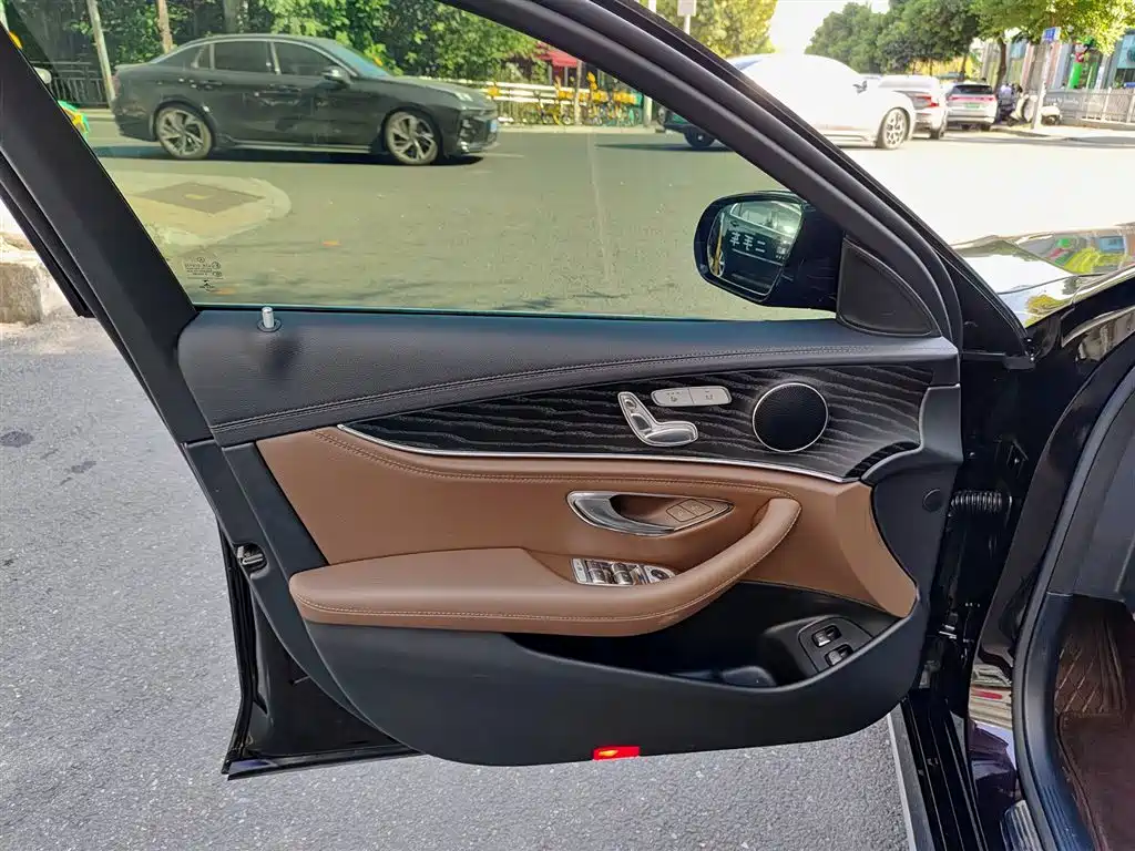 Mercedes-Benz E-Class New Energy 2022 E 350 e L Plug-in Hybrid Sports Sedan фото 6