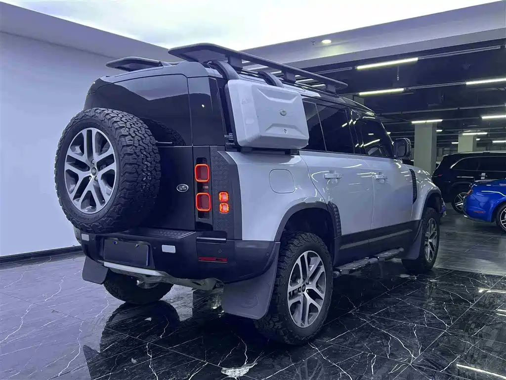 Land Rover Defender 2021 110 P400 Dark Special Edition фото 25