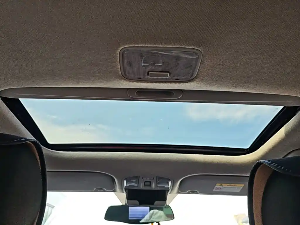 Photo 18 - Hyundai Elantra