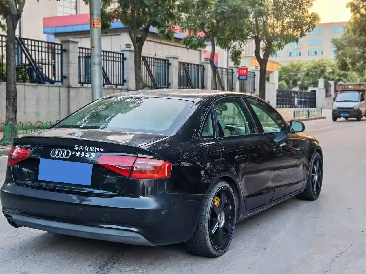 Photo 4 - Audi A4L