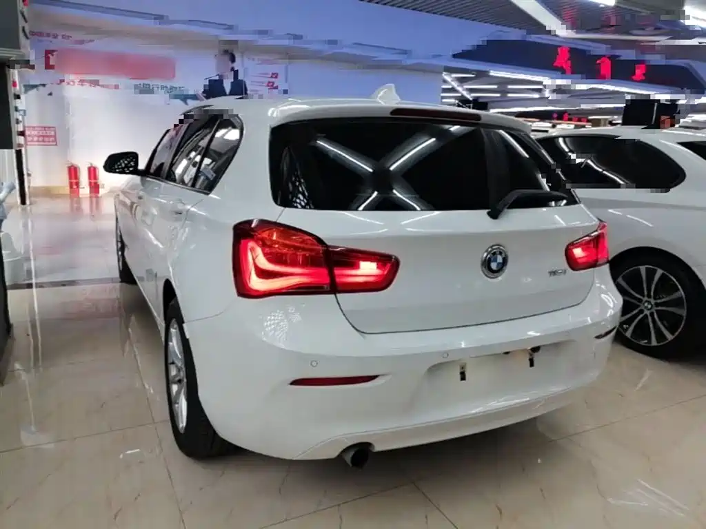 BMW 1 Series (Import) 2015 118i Leading фото 5