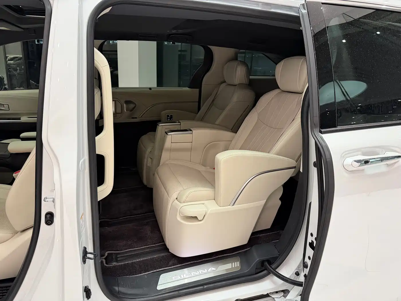 Toyota Sienna 2024 2.5L Hybrid Comfort Edition фото 8