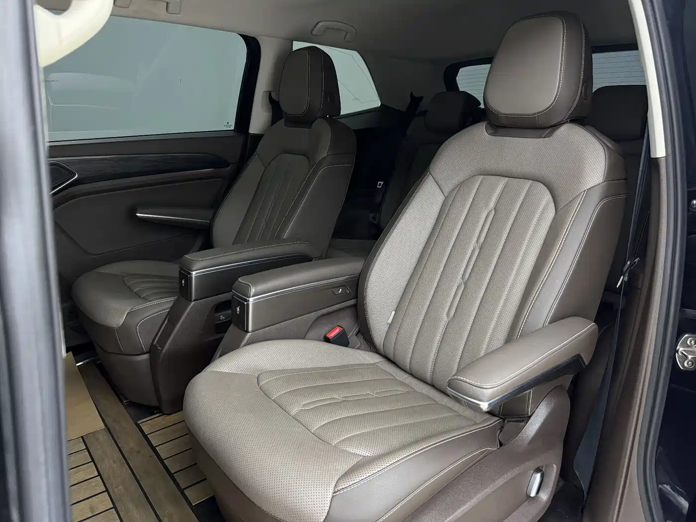 Volkswagen Viloran 2022 380TSI Premium Edition фото 8