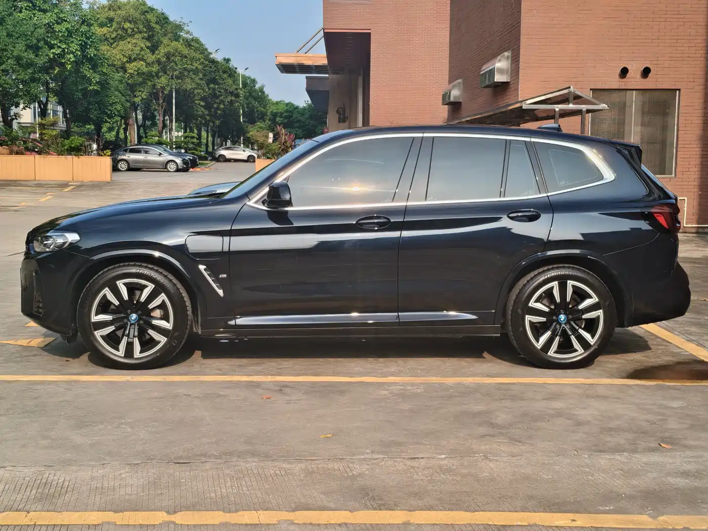 BMW iX3 2024 Leading Edition фото 4